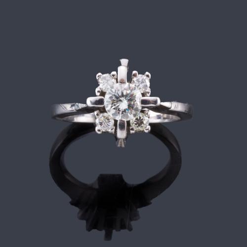  Anillo con brillante central de aprox. 0,65 ct y orla de diamantes de aprox. 0,40 ct en total.
