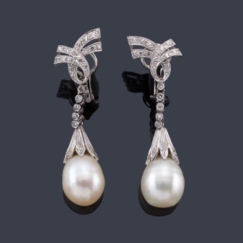  Pendientes largos con pareja de perlas aperilladas con banda de brillantes engastados en chatón.