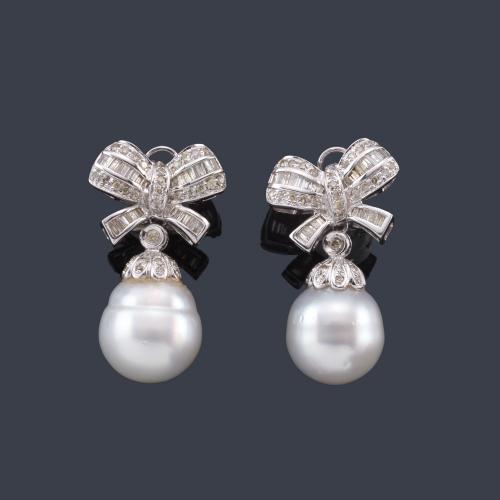  Pendientes largos con pareja de perlas australianas de aprox. 15,35 - 15,79 mm con diamantes talla brillante y baguette.