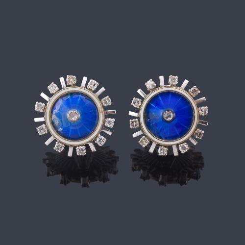  Pendientes cortos con brillantes de aprox. 1,20 ct en total y esmalte azul en guilloché, en montura de oro blanco de 18K.