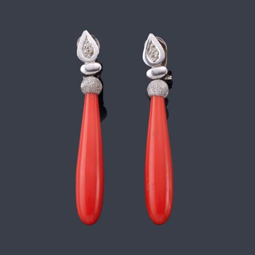  Pendientes largos con pareja de chupones de coral rojo con motivo superior en pavé de diamantes.
