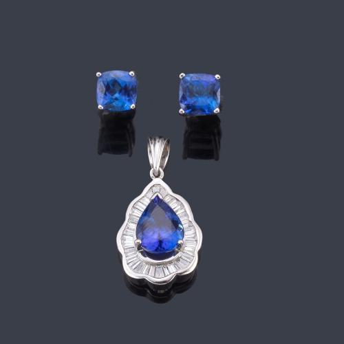  Colgante y pendientes con tanzanitas talla perilla y fantasía con diamantes talla trapecio en montura de oro blanco de 14K.
