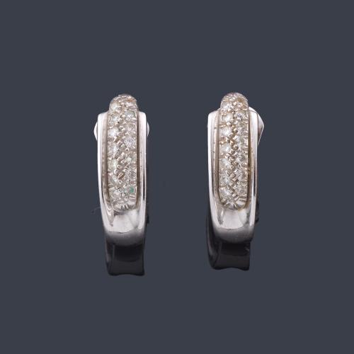  Criollas con banda de brillantes en montura de oro blanco de 18K.