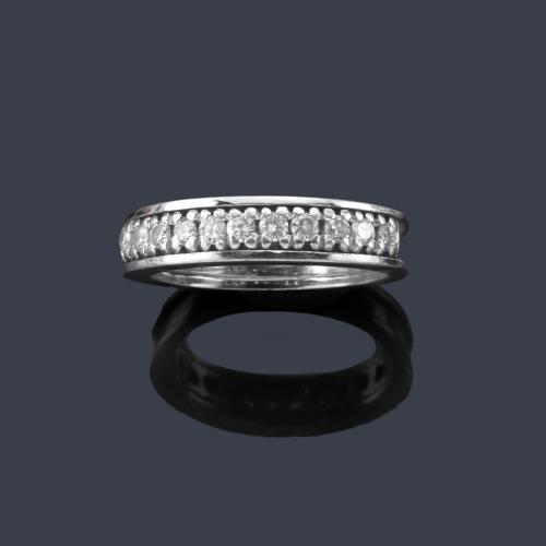  Media alianza de brillantes en montura de oro blanco de 18K.