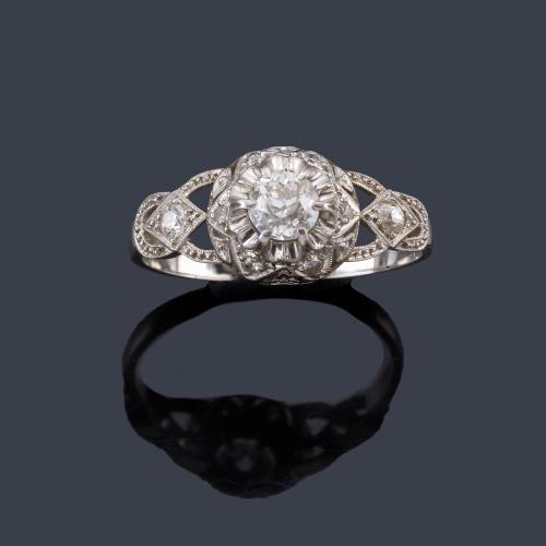  Anillo con diamante talla antigua de aprox. 0,45 ct con montura calada de platino.