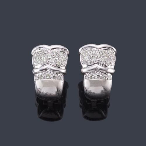 Pendientes tipo criolla con motivos en pavé de brillantes en montura de oro blanco de 18K.