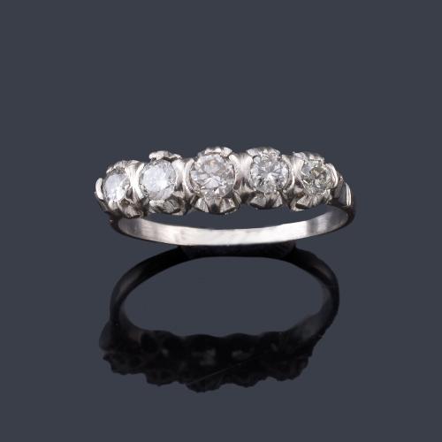  Cintillo con brillantes en disminución en montura de platino.