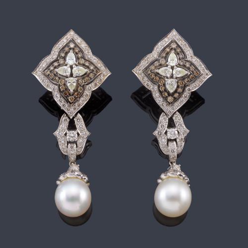  Pendientes largos con pareja de perlas aperilladas de aprox. 10,20 mm y 10,42 mm con diamantes talla brillante y marquís incoloros y brown.