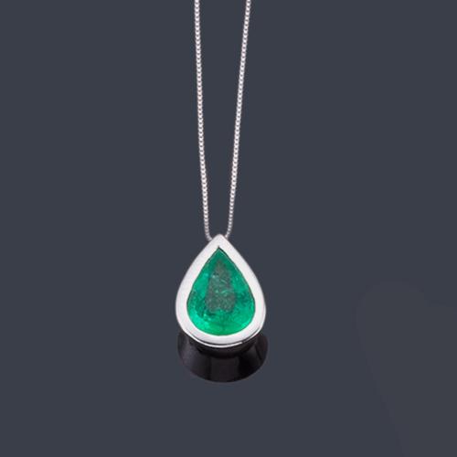 Colgante con esmeralda talla perilla de aprox. 1,40 ct en montura y cadena de oro blanco de 18K.