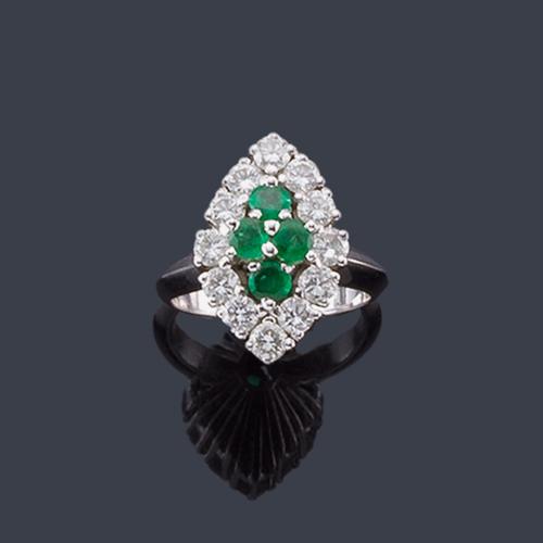  Anillo lanzadera con centro de esmeraldas y orla de brillantes de aprox. 1,00 ct en total.