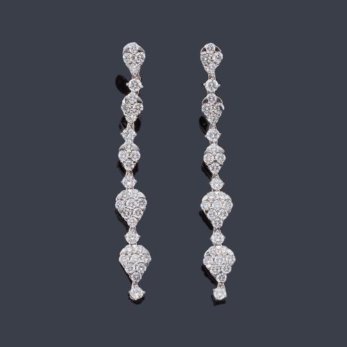 Lote 2506
Pendientes largos con motivos cuajados de brillantes de aprox. 5,83 ct en total.