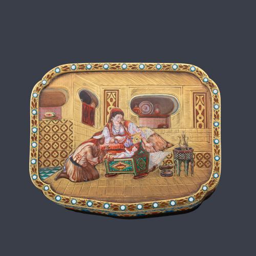  Caja realizada en oro amarillo de 18K con escena de Harem en esmalte policromado.