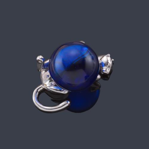  CARTIER
Pisapapeles en forma de pantera con un motivo esférico de cristal azul.