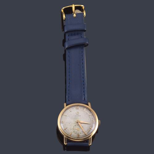 Lote 2531
CYMA Pampai Calatrava cadete modelo cadete con caja en oro amarillo de 18 K.