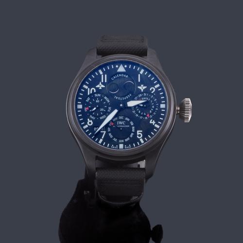 Lote 2549
IWC Big Pilot's Watch Top Gun Calendario Perpetuo de caballero con caja en cerámica. Con estuche.