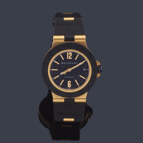 Lote 2551
BVLGARI Diágono ref. AL 38 G de caballero con caja y brazalete en oro amarillo de 18 K y caucho.