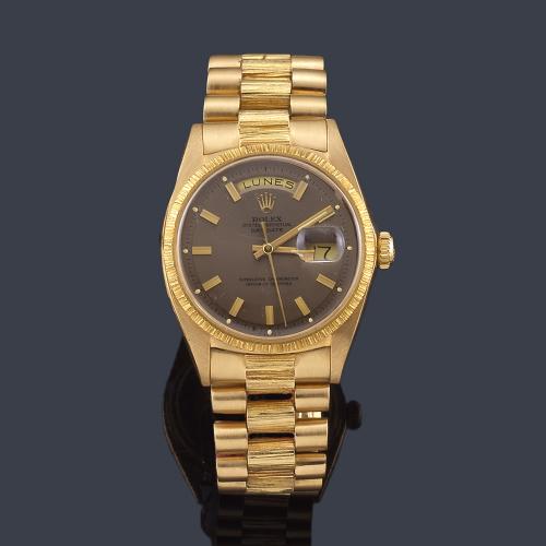  ROLEX Oyster Perpetual Day-Date Superlative Chronometer Officially certified ref. 1807  para caballero con caja y brazalete  en oro amarillo de 18K. Con estuche y documentación.
