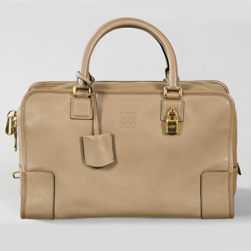  LOEWE
Bolso Amazona 36 realizado en piel de vacuno color topo con los remaches, cierres y candado bañados en oro.
