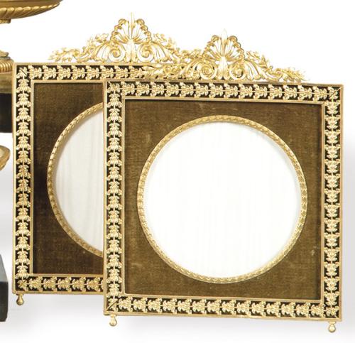 Lote 1005
Pareja de portaretratos de mesa de bronce dorado, estilo Luís XVI.