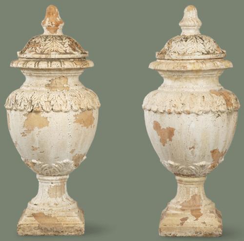 Lote 1019
Pareja de copas de terracota pintada