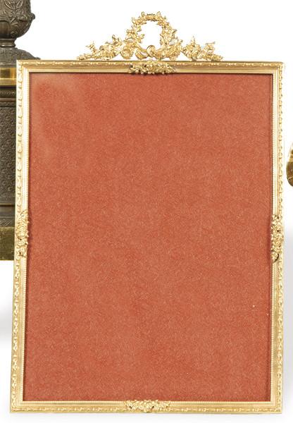  Portaretratos rectangular grande, de bronce dorado, estilo Luís XVI, Francia S. XIX.