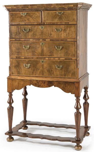 Lote 1071
Tall-boy en madera de raiz nogal Jorge III, Inglaterra, S.XVIII y posterior.