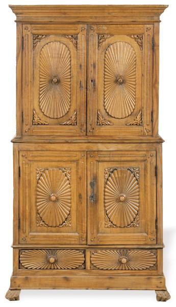  Armario anglo indio de doble cuerpo con puertas abatibles con tallas en forma de rayos y dos cajones en la parte inferior. S. XIX-XX
