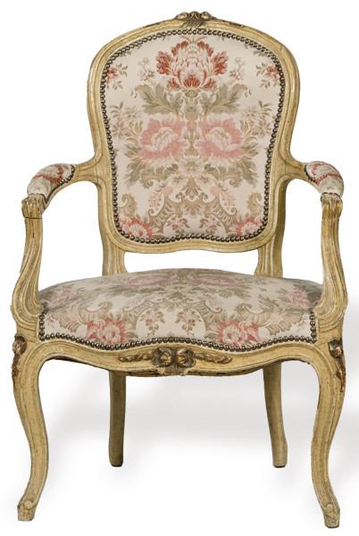  Butaca Luis XV en madera de roble tallada, pintada y parcialmente dorada, tapicería de flores de época posterior.
Francia, mediados S. XVIII