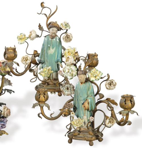  Pareja de candelabros de porcelana china y dos brazos de luz de latón con flores de porcelana alemanas S. XIX.
