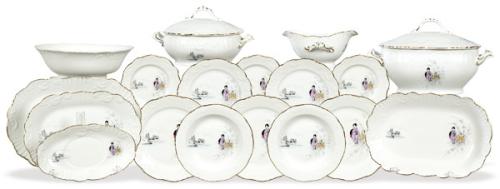  Vajilla de porcelana de Vista Alegre, con decoración estampada de motivos orientales, con filo dorado.