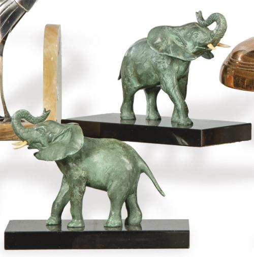  Georges Raoul Garreau (Francia 1885-1954)
Pareja de sujalibros Art Deco de metal patinado y mármol negro de Bélgica. Firmados en la base.