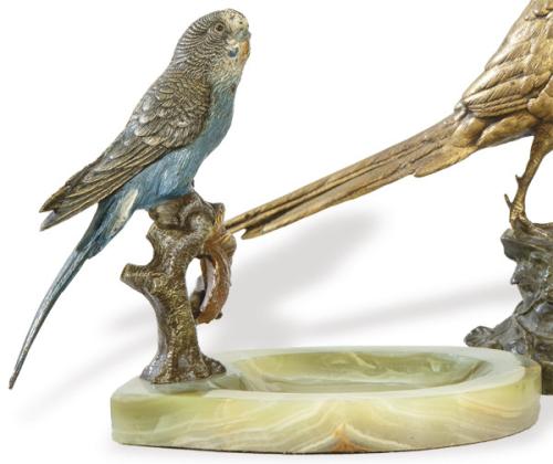  Centro de mesa Art Deco con periquito de bronce patinado y onix verde, Francia o Austria h. 1900.