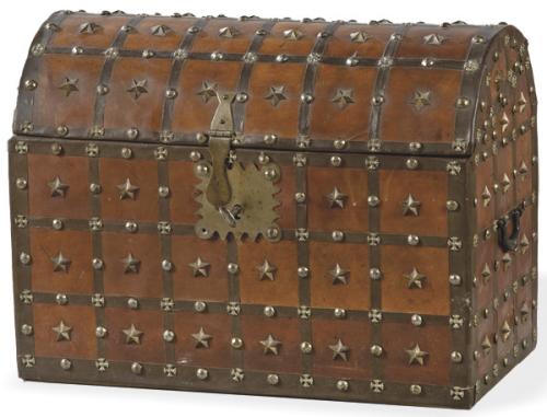 Lote 1126
Arcón con tapa abombada de cuero con tachuelas y decoración en parches cuadrados, S. XIX.