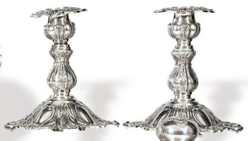 Lote 1130
Pareja de candeleros de plata española punzonada 1ª Ley de Dionisio García.
