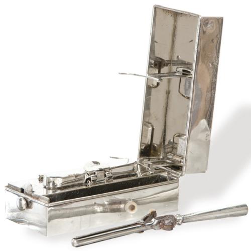 Lote 1132
Caja de practicante de plata inglesa punzonada de James Deakin & Sons, Birmingham 1859.