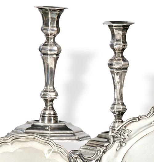 Lote 1147
Pareja de candeleros de plata española punzonada 1ª Ley.
Vástago abalaustrado y pie poligonal.