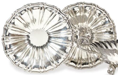 Lote 1171
Pareja de bandejas circulares estriadas de plata española punzonada Ley 925 de Montejo.