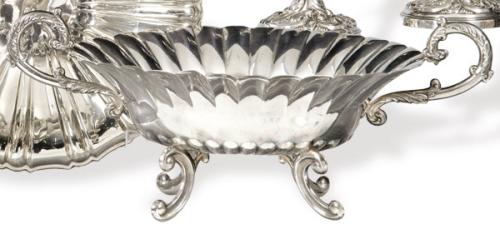  Centro de mesa oval gallonado de plata española punzonada 1ª Ley de Montejo.