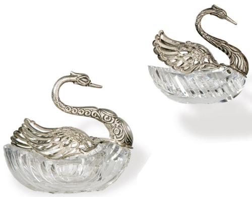 Lote 1182
Juego de cajas en forma de cisnes en cristal tallado y plata posiblemente alemana punzonada Ley 800.