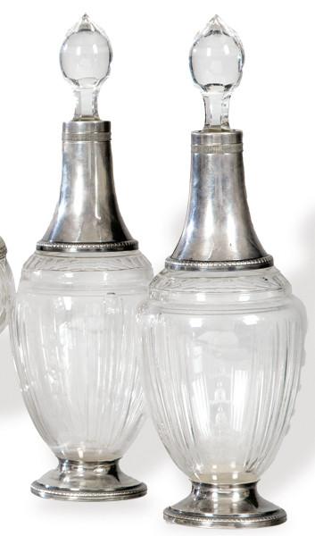 Lote 1185
Pareja de licoreras de cristal y plata francesa punzonada Ley 950 de E. Mulle ff. S. XIX.