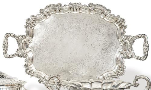 Lote 1188
Bandeja de dos asas de plata española punzonada 1ª Ley de Montejo.