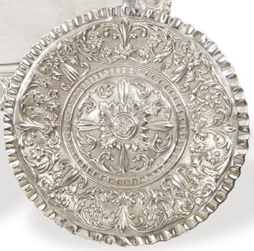 Lote 1192
Bandeja circular de plata española punzonada de Diaz, Córdoba S. XIX.