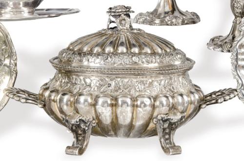 Lote 1195
Sopera de plata española punzonada 1ª Ley de Montejo. Con decoración gallonada y friso floral repujada y cincelada con pomo en forma de rosa y cuatro patas.