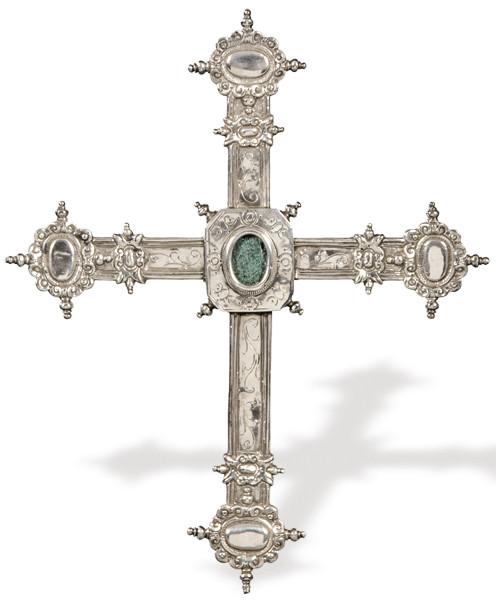 Lote 1198
Cruz relicario de plata española punzonada Ley 925.
Siguiendo modelos del S. XVI con espejos ovales y viril en anverso y reverso.