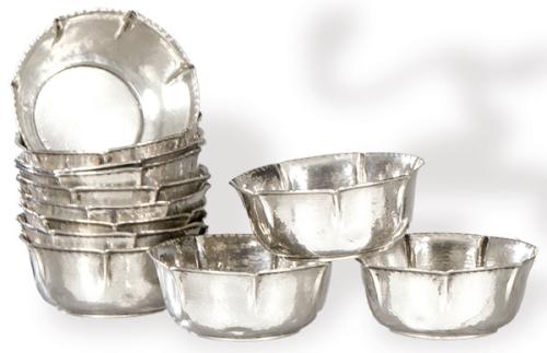  Juego de doce lavafrutas de plata española punzonada 1ª Ley.
Con borde ondulado y labor de "martelé".