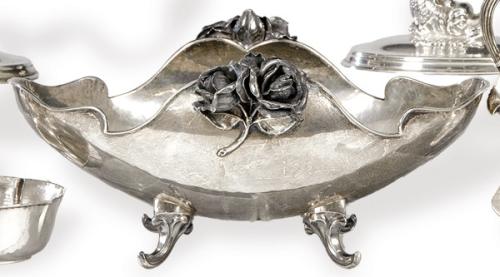 Lote 1201
Centro de mesa abarquillado de plata peruana punzonada Ley 925.