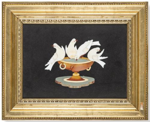  Placa de piedras duras representando palomas bebiendo de un pebetero sobre fondo negro. Florencia,  S. XX