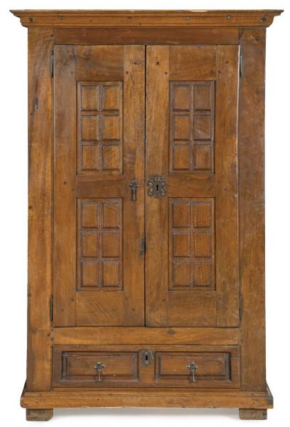  Armario en madera de nogal transformado en bar de bebidas. Posiblemente Alemania, S. XVII y posterior.