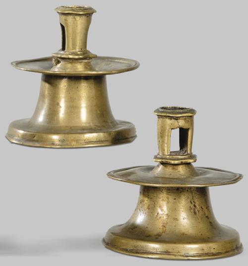  Pareja de candeleros de bronce, España S. XVI.