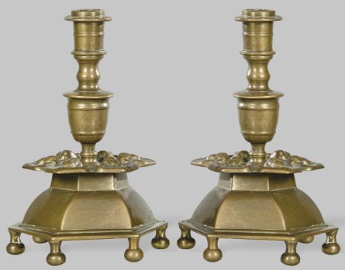 Pareja de candeleros escandinavos de bronce S. XVI